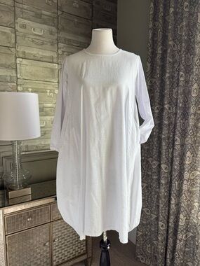 Women's Relaxed White Long-Sleeve Tunic with Pocket Details